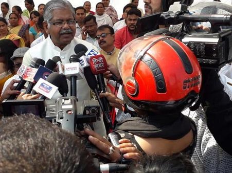 అక్కడ బీజేపీ ప్రెస్‌మీట్‌కు హెల్మెట్లతో వచ్చిన జర్నలిస్టులు: కారణం ఇదే