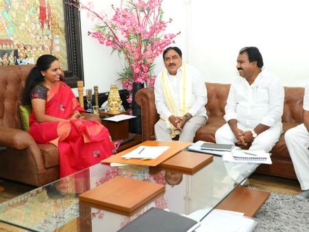 క‌విత‌ను క‌లుసుకున్న ఎర్ర‌బెల్లి, శ్రీ‌నివాస గౌడ్..! రాష్ట్రాభివ్రుద్దే ల‌క్ష్యమ‌న్న కొత్త మంత్రులు