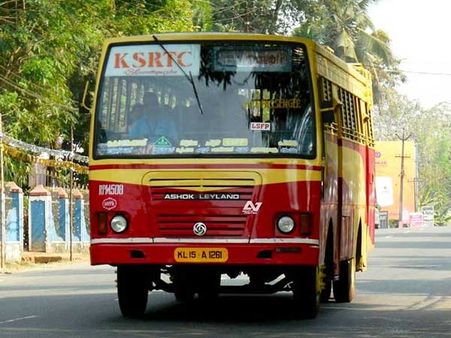 బస్సు నడుపుతూనే గుండెనొప్పితో కుప్పకూలిన డ్రైవర్, ప్రయాణీకులను కాపాడాడు