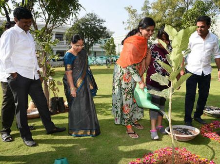 కేసీఆర్‌కు తనయుడి విషెస్.. మొక్కలు నాటిన ఫ్యామిలీ మెంబర్స్ (ఫోటోలు)