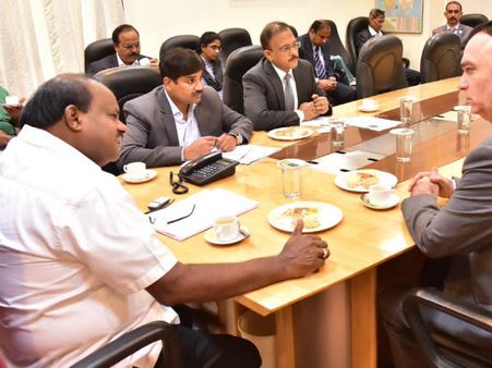 జిల్లాకు లక్ష ఉద్యోగాలు, పారిశ్రామిక క్లస్టర్లు ఏర్పాటు, బళ్లారి, కోప్పాల నుంచి శ్రీకారం, సీఎం!