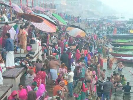 మౌని అమావాస్య ఎఫెక్ట్.. కుంభమేళాకు క్యూ కట్టిన భక్తులు