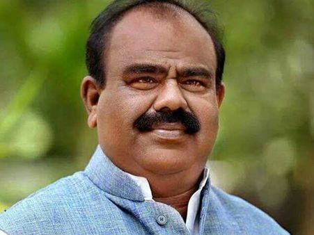 మాజీ స్పీకర్ అరెస్ట్ తప్పదా ... చట్ట సభలు ఏం చేస్తాయో