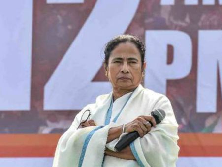 కేంద్రం నిధులు తీసుకోం.. మెట్టు దిగని దీదీ.. కొనసాగుతున్న దీక్ష