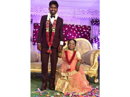 ఆమె ఎత్తు 3.2, అతని ఎత్తు 5.4 అడుగులు ... ప్రేమించుకుని పరిణయమాడిన ఆదర్శ జంట