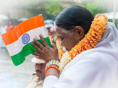 వీర జవాన్ల కుటుంబాలకు మాతా అమృతానందమయి సాయం .. ఒక్కో కుటుంబానికి రూ.5 లక్షలు