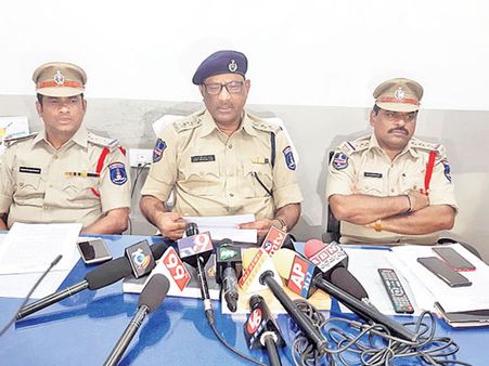 లవర్స్ డే 'పెళ్లి' వివాదం.. ఆరుగురిపై కేసు