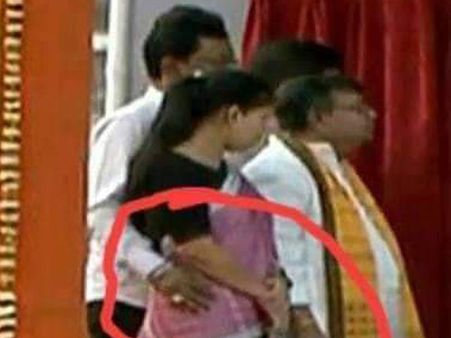 హవ్వ.. మోడీ ఎదుటే.. మహిళా మంత్రి నడుముపై..! (వీడియో)