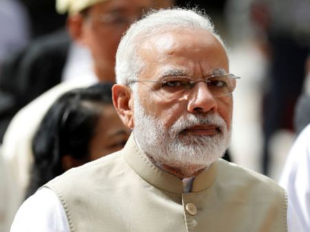 విమానాశ్రయంలో మోడీ.. 4 గంటల నిరీక్షణ..!