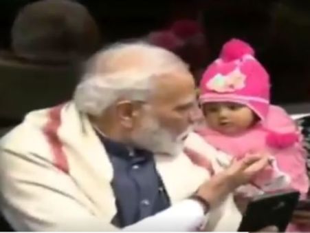 చిన్నారులతో ఆడుకుంటూ ఢిల్లీ మోట్రో రైల్లో ప్రయాణించిన ప్రధాని మోడీ (వీడియో)