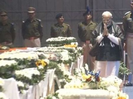 అమరజవాన్లకు ప్రధాని మోడీ, రాహుల్ నివాళి: భారీ కాన్వాయ్‌లు వస్తుంటే... ప్రజలకు రాజ్‌నాథ్ విజ్ఞప్తి