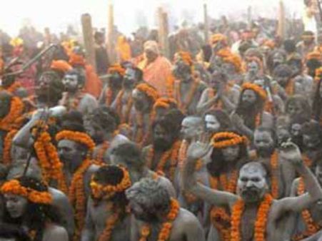 నాగసాధువులుగా మారిన 10వేలమంది, డాక్టర్లు, గ్రాడ్యుయేట్స్: పరీక్షల్లో పాస్ సులభం కాదు!