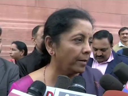 కాంగ్రెస్‌కు దేశభక్తి పట్టదు, పారికర్ సమాధానం ఏది: రాహుల్-ఓ పత్రికకు నిర్మల ప్రశ్న