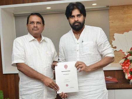 ప‌వ‌న్ కు రాజ‌కీయ స‌ల‌హాదారు : జ‌న‌సేన‌లోకి మాజీ సీయ‌స్..