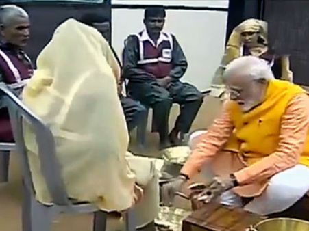 మీరే అందరికీ స్ఫూర్తి: శానిటేషన్ వర్కర్ల పాదాలు కడిగిన ప్రధాని మోడీ (వీడియో)