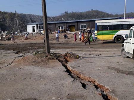 పోల‌వ‌రం ప్రాజెక్టు వ‌ద్ద కంపించిన భూమిః ప‌గుళ్లు..రెండోసారి