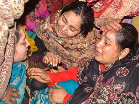 అమర జవాన్‌ కుటుంబం సంచలన వ్యాఖ్యలు..! మోదీ సర్కార్‌ మీద నమ్మకం లేదన్న జవాన్‌ భార్య..!!