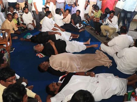 కిరణ్ బేడీకి నిరసన: రాజ్ భవన్ ఎదుట నిద్రించిన ముఖ్యమంత్రి, మంత్రులు