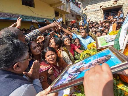 పుల్వామా అప్ డేట్స్ .. వీరుడా వందనం .. వీర జవాన్లకు భారతజాతి కన్నీటి నివాళి