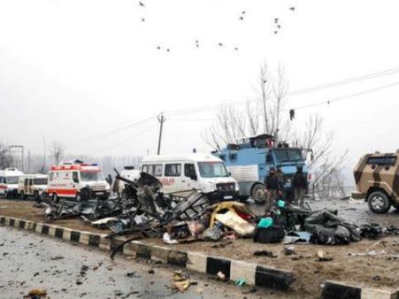 ప్రతీకారం తీర్చుకోవాలి: పుల్వామా అమరజవాన్ల కుటుంబాలు, ఢిల్లీ పాక్ ఎంబసీ వద్ద నిరసన