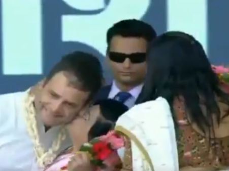 వేలంటైన్స్ డే కానుకః రాహుల్‌ను ముద్దాడిన మ‌హిళ‌