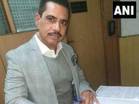 విచారణ కోసం ఈడీ కార్యాలయానికి రాబర్ట్ వాద్రా... అతనితో పాటు ఇంకెవరొచ్చారంటే..?