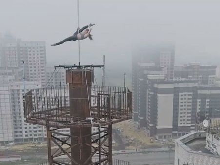 16వ అంతస్తులో ఒళ్లుజలధరించే స్టంట్: యువతి పోల్ డ్యాన్స్, ఎలా.. ఎక్కడ చేశారంటే?