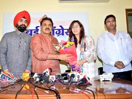 ఎన్నికలకు ముందు ఉత్సాహం: కాంగ్రెస్ పార్టీలో చేరిన బిగ్‌బాస్ విజేత శిల్పాషిండే