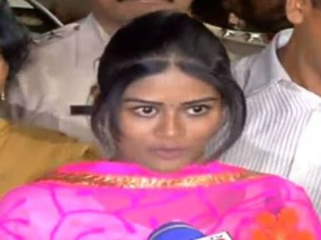 ఇప్పుడు చెప్పను, అప్పుడు మీ ముందుకు వస్తా: శిఖా చౌదరి, కనిపించని టెన్షన్