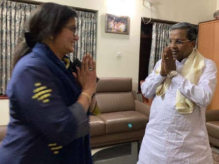 మాజీ సీఎం సిద్దరామయ్యతో నటి సుమలత భేటీ, లోక్ సభ టిక్కెట్, సీఎం కొడుకుకు చెక్, టైం కావాలి!