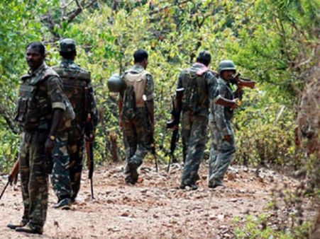 బీజాపూర్‌లో భారీ ఎన్‌కౌంటర్, 10 మంది మృతి: నక్సలైట్లకు ఎదురుదెబ్బ