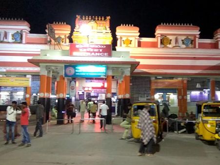 ఫైవ్ స్టార్ హోటల్ గదులు అనుకుంటున్నారా? కాదు..తిరుపతి రైల్వేస్టేషన్