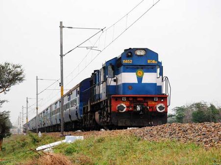 ప్రియురాలు దూరం అయ్యిందని రైలు కిందపడి యువకుడి ఆత్మహత్య, నిశ్చితార్థం!