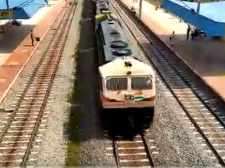 రైల్వేశాఖ కొత్త ప్రయోగం: రెండు కిలోమీటర్ల పొడవున్న గూడ్స్ బండి..