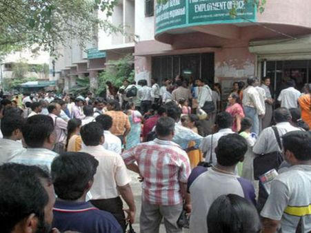 14 స్వీపర్ ఉద్యోగాలకు వేలాదిమంది ఎంబీఏ, ఇంజినీరింగ్, ఎంటెక్ విద్యార్థులు దరఖాస్తు