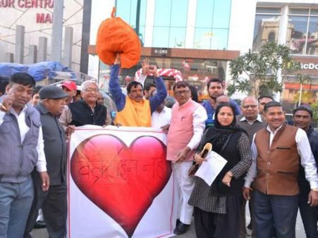 ప్రేమికుల దినోత్స‌వాన్ని అడ్డుకుంటాం..! పాశ్చాత్య సంస్కృతి అవ‌స‌రం లేదంటున్న భ‌జ‌రంగ్ ద‌ళ్..!!