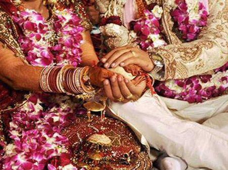 దేవాల‌యంకి వెళ్తే పెళ్లి వాళ్లే చేస్తార‌న్న ప్రేమికుల ధీమా..! ప్రేమాల‌యాలుగా మారుతున్న దేవాల‌యాలు..!