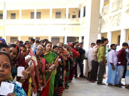 యూత్ ఓట్లు 18 లక్ష‌లు : క‌్యూ లైన్లు లేవు..ఓట‌ర్ల‌ కోసం టోకెన్లు : రాష్ట్రంలో 3.69 కోట్ల ఓట‌ర్లు..!