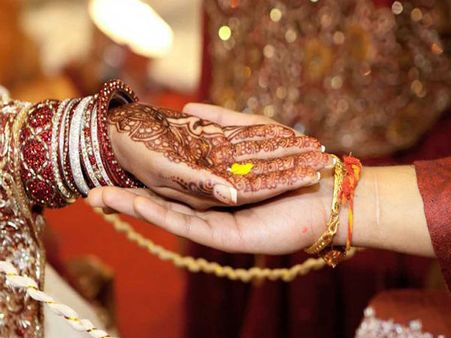 పుల్వామా ఎఫెక్ట్ః రిసెప్ష‌న్ ర‌ద్దు చేసుకుని అమ‌రుల కుటుంబాల‌కు ఆ జంట ఎంత విరాళం ఇచ్చిందో తెలుసా?