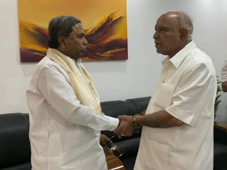 ఎయిర్ పోర్టులో మాజీ సీఎంల మంతనాలు, కొత్త రాజకీయాలకు తెరలేచిందా, తీవ్రస్థాయిలో చర్చ!