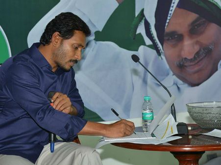 జ‌గ‌న్ ఆత్మ‌ర‌క్ష‌ణ‌లో ప‌డ్డారా : ఆ ఆరోప‌ణ‌లు నిరాధారం: 35 మంది కాదు..ఇద్ద‌రే..!