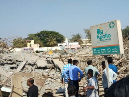 కుప్పకూలిన నిర్మాణంలో ఉన్న భవనం..శిథిలాల మధ్య చిక్కుకున్న కార్మికులు