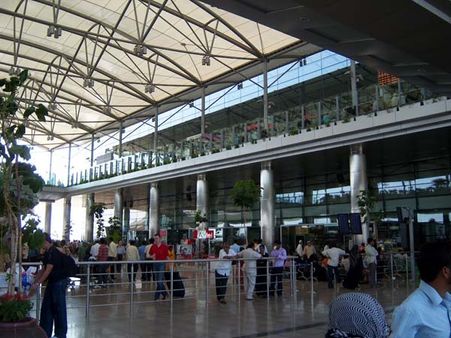 శంషాబాద్ ఎయిర్ పోర్ట్ లో నకిలీ వీసాల కలకలం .. 26 మంది మహిళలు అరెస్ట్