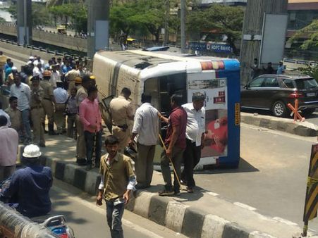బెంగళూరులో ఫ్లైఓవర్ ఎక్కుతున్న సిటీ బస్సు పల్టీ, 8 మంది పరిస్థితి విషమం, 23 మందికి గాయాలు !