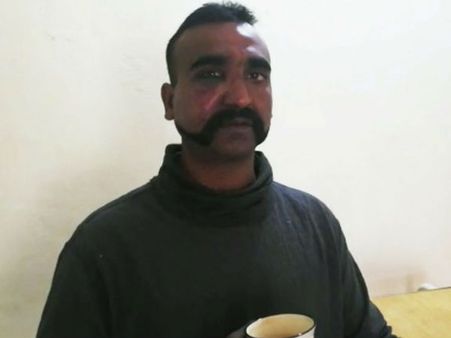 మాతృభూమిపై అడుగుపెట్టిన హీరో, పైలట్ అభినందన్‌కు ఘనస్వాగతం