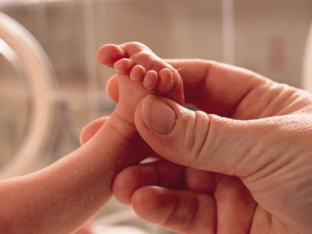 24 వేళ్ళతో పుట్టిన శిశువు... వింతగా చూస్తున్న జనాలు