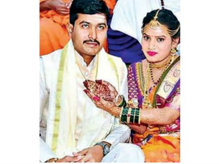 జంబలకిడిపంబ ... వరుడి మెడలో తాళి కట్టిన వధువు