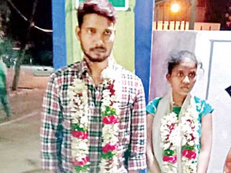 సెల్ టవర్ ఎక్కిన ప్రేమికురాలు.. దిగొచ్చిన ప్రేమికుడు.. మూడుముళ్లతో ఏకం