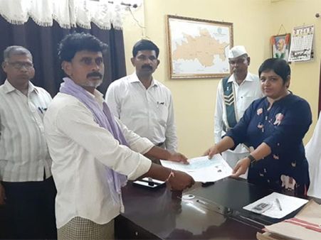 సీఎం కేసీఆర్ చొరవ.. నడిచొచ్చిన పట్టా, చెక్కు.. రైతు కుటుంబంలో ఆనందం