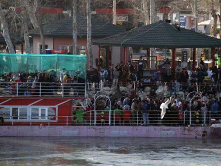 వేడుకల కోసం వెళ్తుండగా విషాదం : ఇరాక్‌లో పడవ బోల్తా, 100 మంది మృతి ?